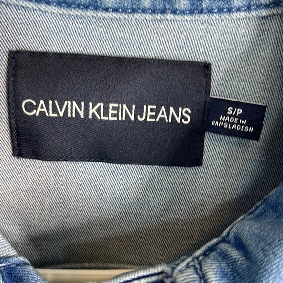 CALVIN KLEIN Blue Light Wash Denim Jean Jacket Crochet Flower Cropped Size S - Picture 9 of 13